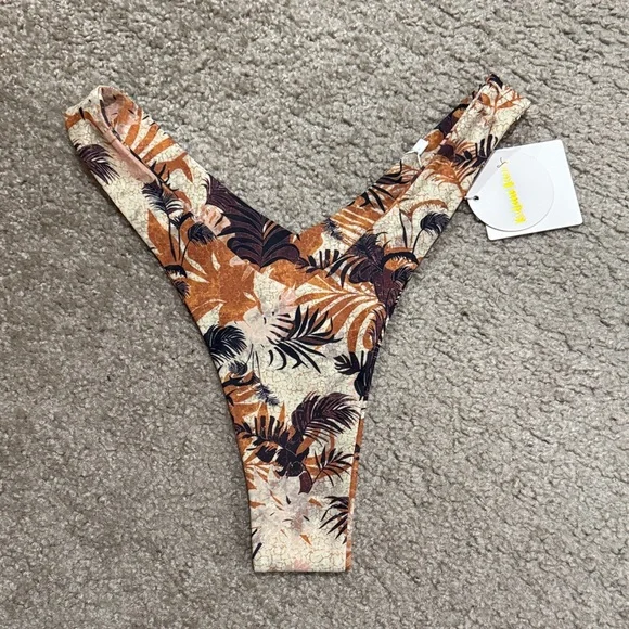 Kulani Kini’s bikini - Picture 7 of 7